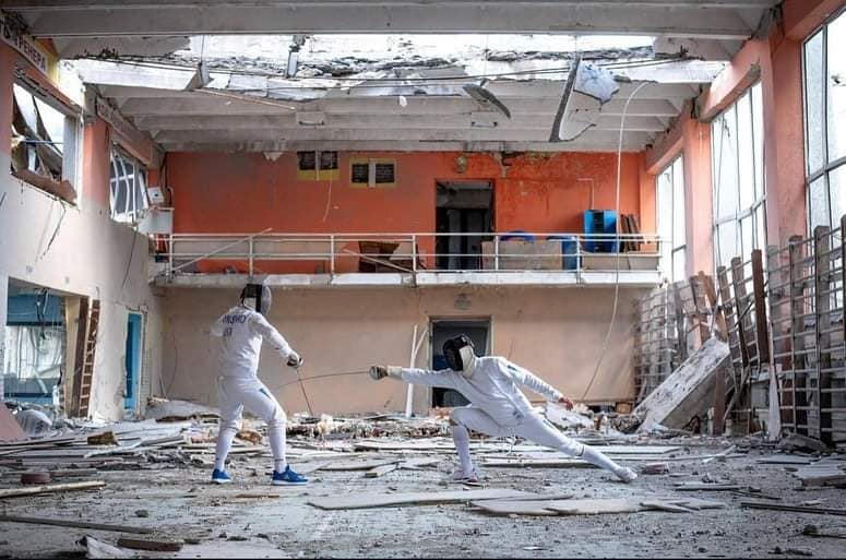 Зруйнований рашистами зал для фехтування у Харкові. Фото: facebook.com/olga.petrova.9275/p