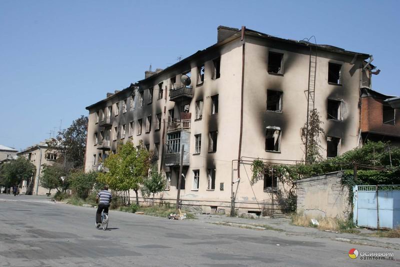 Постраждалі від російського вторгнення будинки у Цхінвалі. Фото: uk.wikipedia.org