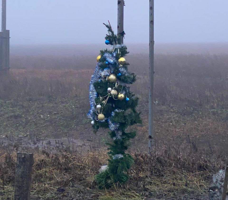 За 6 км від Бахмута, що на Донеччині є різдвяна ялинка. Фото: ФБ Сухопутні війська ЗС України