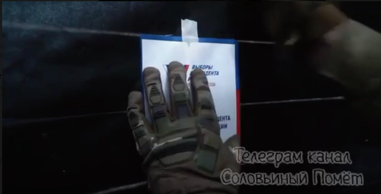 Російський окупант показаний у ролику благородним рятівником. Про справжні звірства росіян відео замовчує. Скріншот
