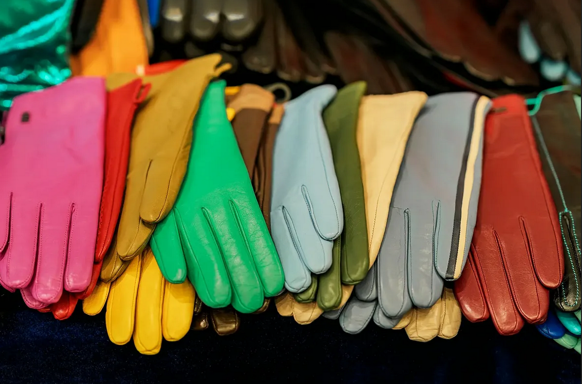 12 пар рукавичок замість бажаної обручки. Фото: salon.com 