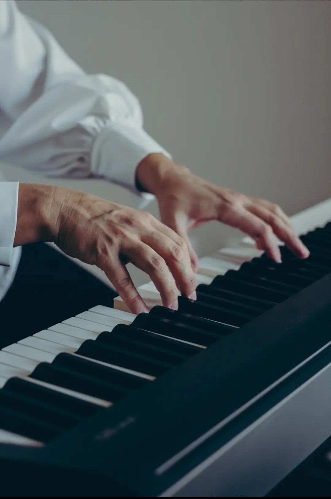 Правильное положение рук во время игры на фортепиано – важно, но не главная цель уроков музыки. Фото: facebook.com/lada.los