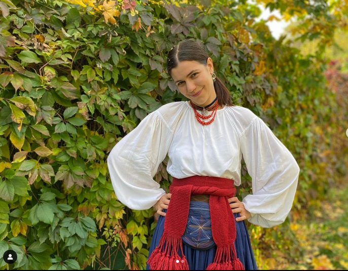 Майстриня Василина Ткачук (на фото) каже, що попит на традиційний одяг зріс, черги великі, але люди готові чекати. Фото: instagram.com/vse_zapleteno/