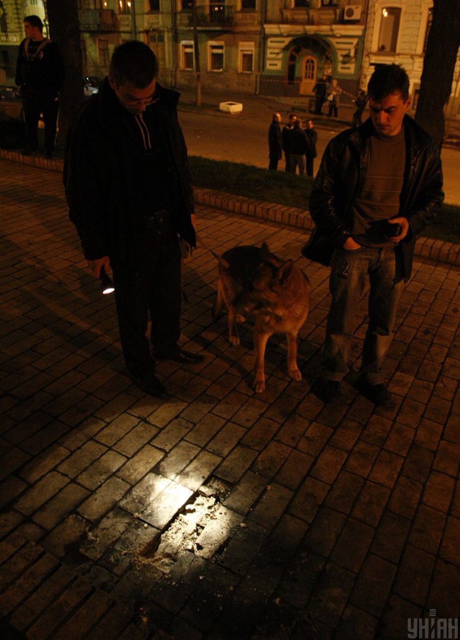 Без фонарика по улицам вечером нынче ходить практически нереально. Фото: УНИАН