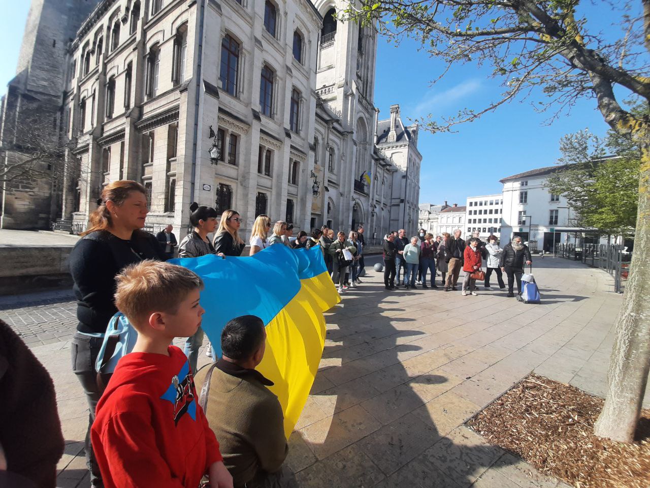 Перед мэрией Ангулема каждое воскресенье проводят митинги в поддержку Украины. Фото: личный архив Аллы Казимир 