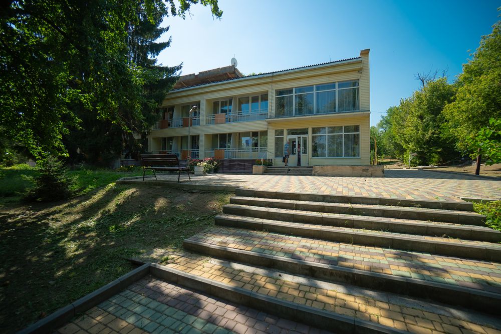 Корпуси санаторію розташовані у зеленому масиві величезного листяного парку. Фото: slavutich.net.ua