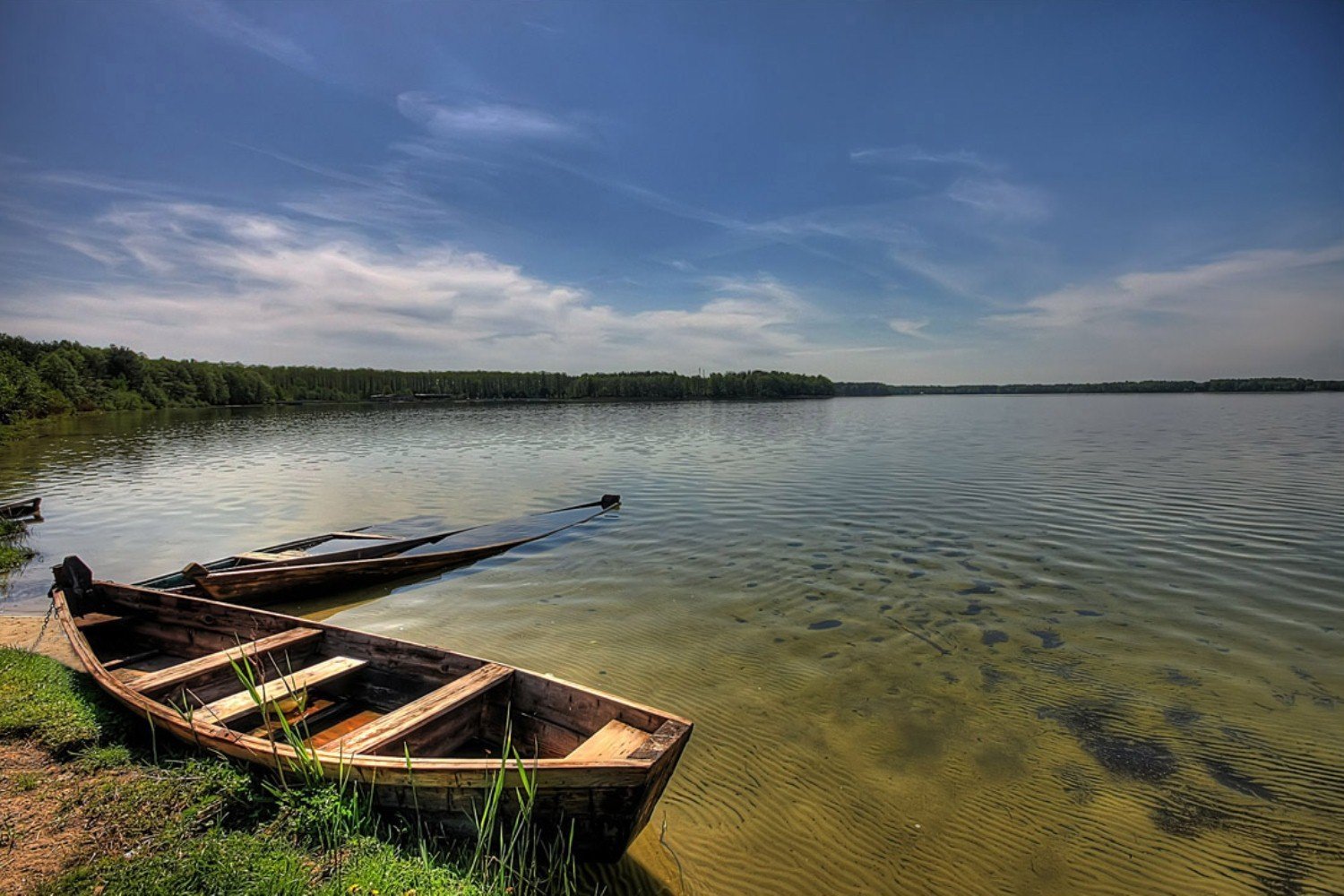 На Шацьких озерах нині відпочивати ризиковано. Дається взнаки близькість до кордону з Білоруссю. Фото: facebook.com/SilverdeluxeVilla