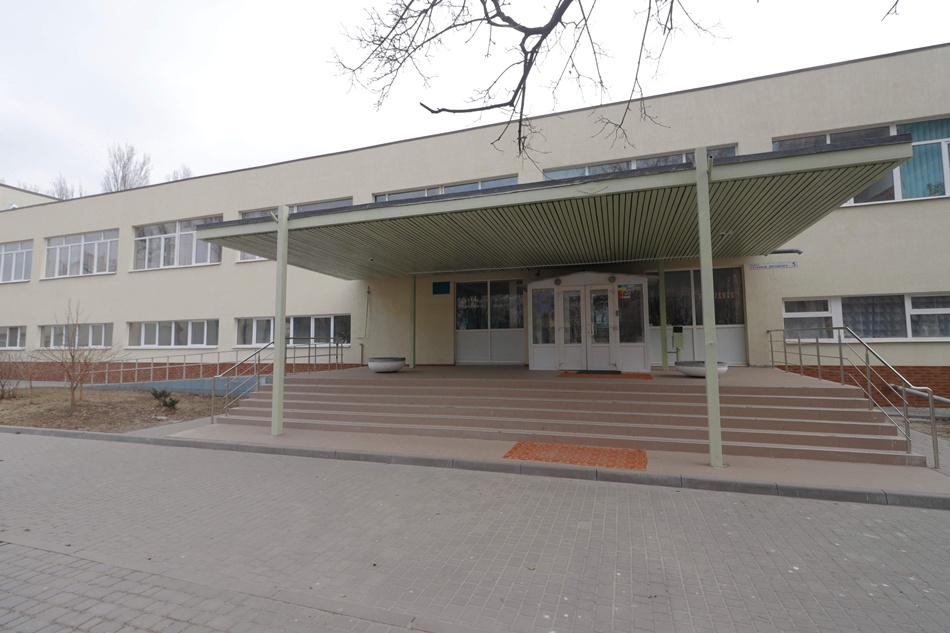 Сейчас в школе развернут штаб с помощью пострадавших в результате ракетной атаки. Фото: dp.vgorode.ua