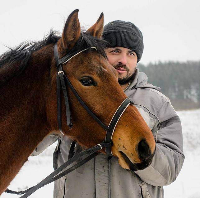 Вернувшись в село, Назар Лавриненко завел лошадей - такой транспорт в селах используют до сих пор. Фото: facebook.com/Molynar.