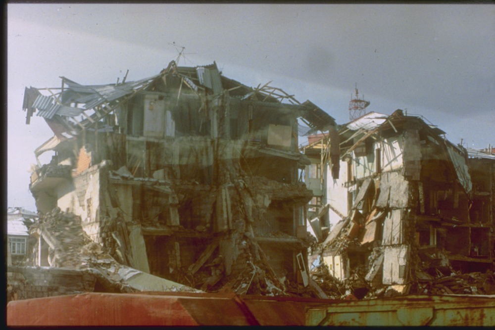 Будинки в Вірменському Спитаку були збудовані з великою кількістю порушень - і не витримали землетрусу 1988 року. Фото: C.J. Langer. U.S. Geological Survey