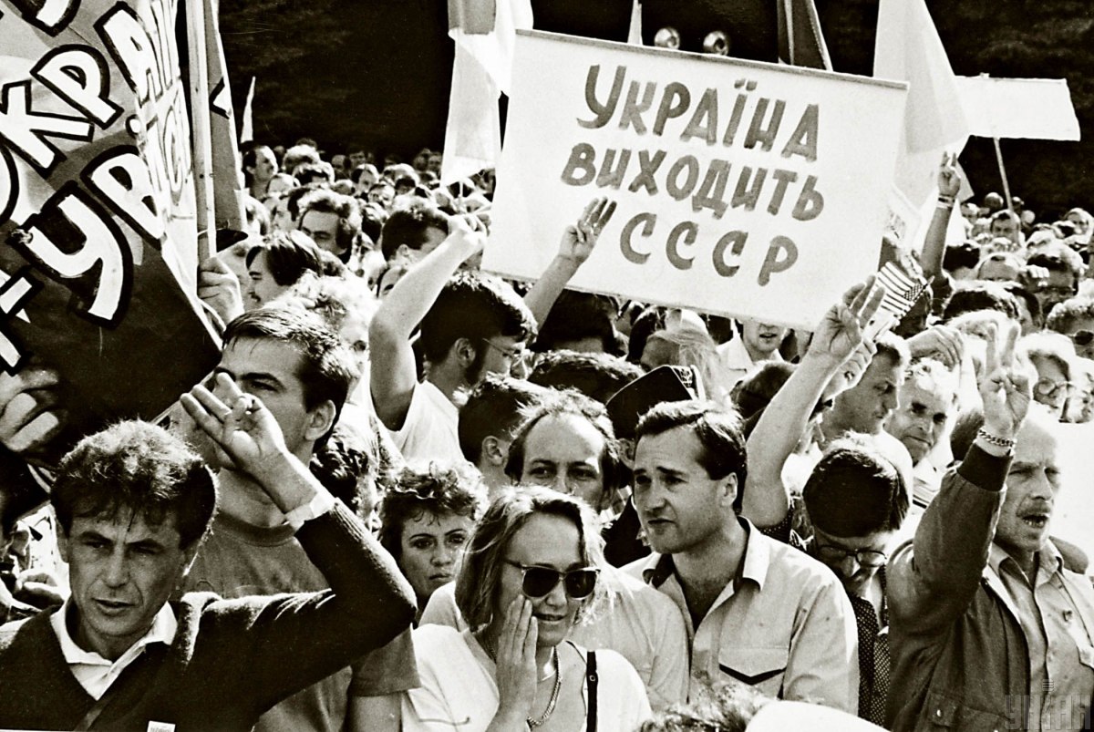 1991 рік, серпень. Мітинг на площі Жовтневої революції (зараз Майдан Незалежності) на підтримку Незалежності України в Києві. Фото: УНІАН