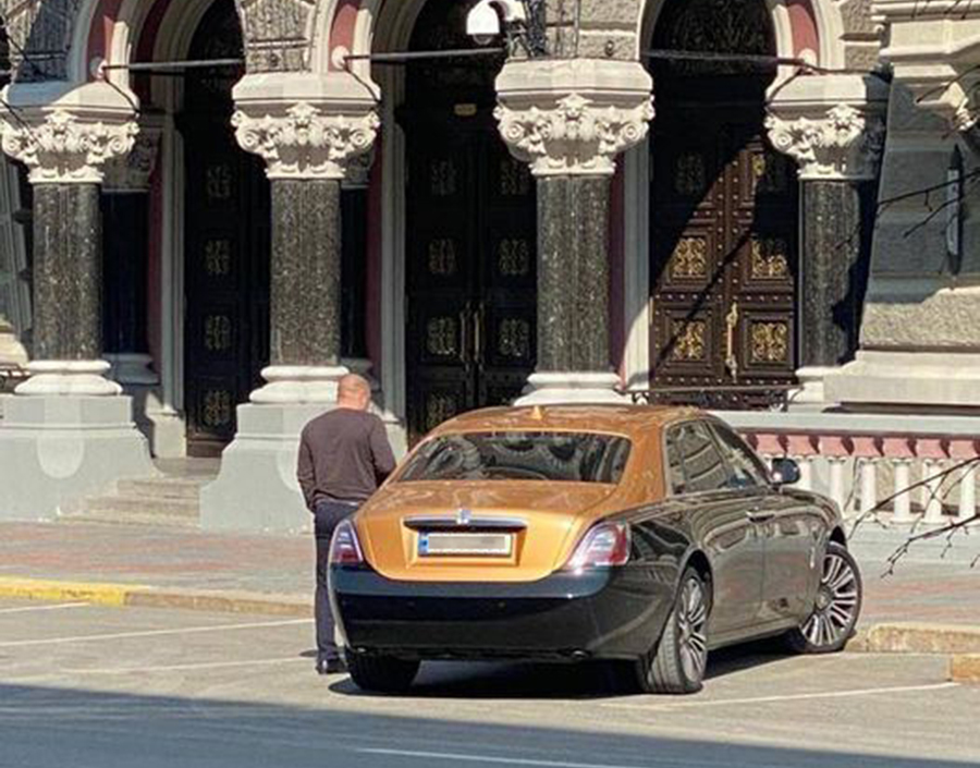 Елітний Rolls Royce Ghost засвітився біля будівлі НБУ. Фото: facebook.com/leros.geo