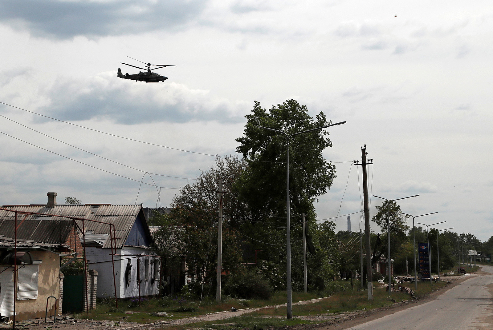 Российский ударный вертолет Ка-52 «Аллигатор» над городом Попасная в Луганской области. Фото: REUTERS/Alexander Ermochenko