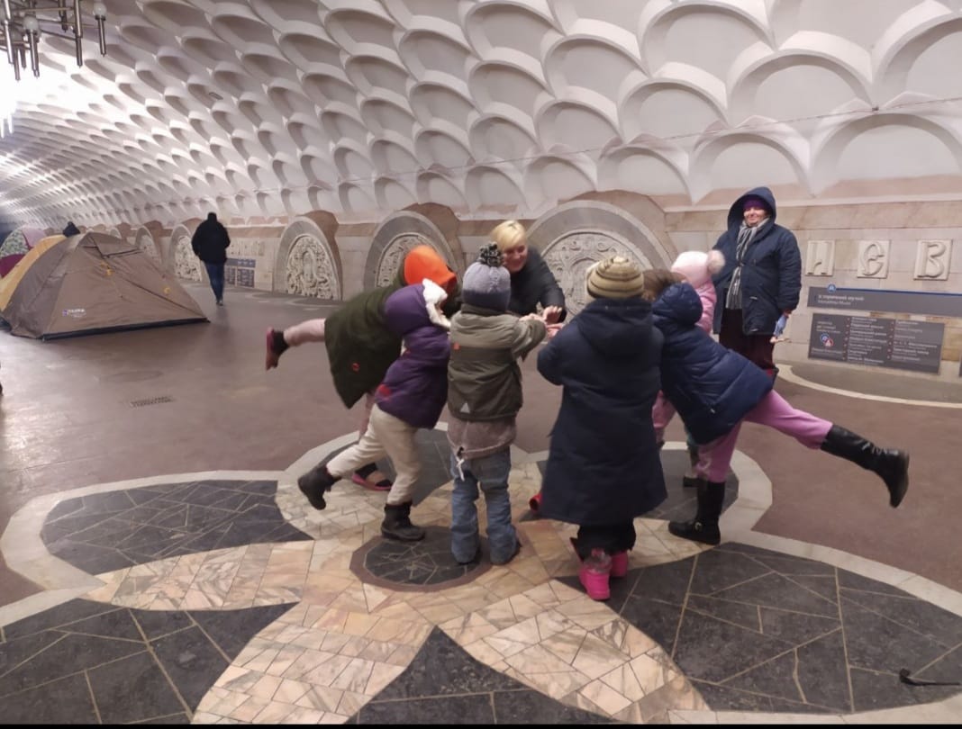 Робота з дітьми у метро Харкова. Фото: facebook.com/irina.yarina
