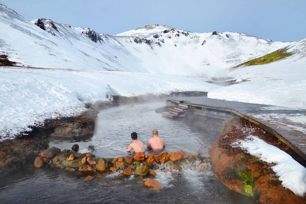 Навіть узимку ісландці люблять відпочивати у відкритих термальних басейнах. Фото: campingiceland.com