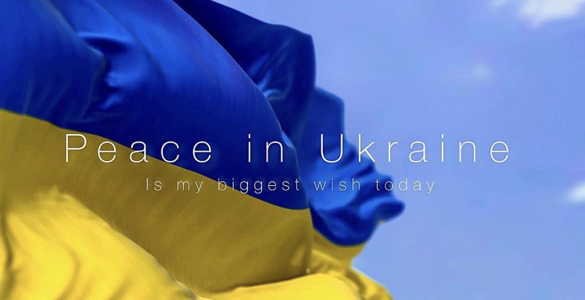 Украинский флаг с надписью «Мир в Украине – это моя самая большая мечта сегодня». Фото: ФБ Андрея Шевченко