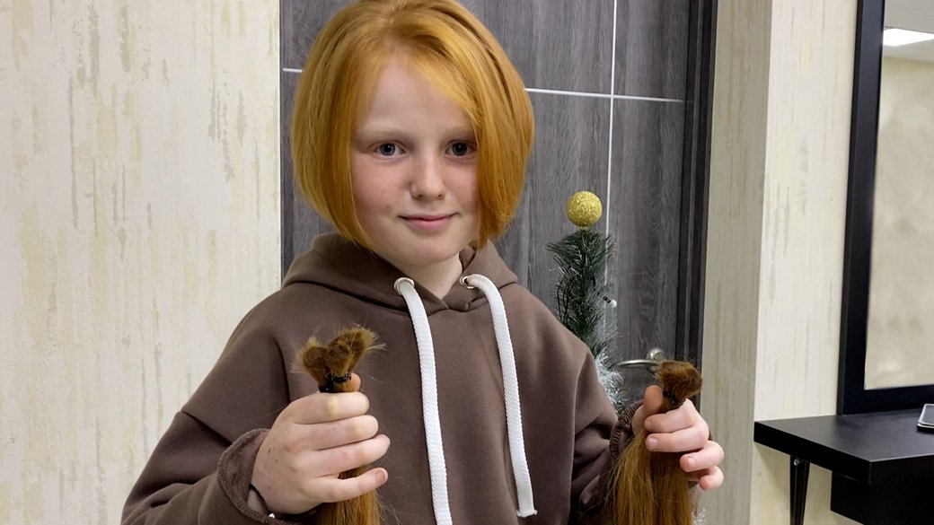 Дев'ятирічна дівчинка вирішила вперше у житті зістригти волосся заради допомоги військовим на бахмутському напрямку. Фото: Суспільне Чернігів