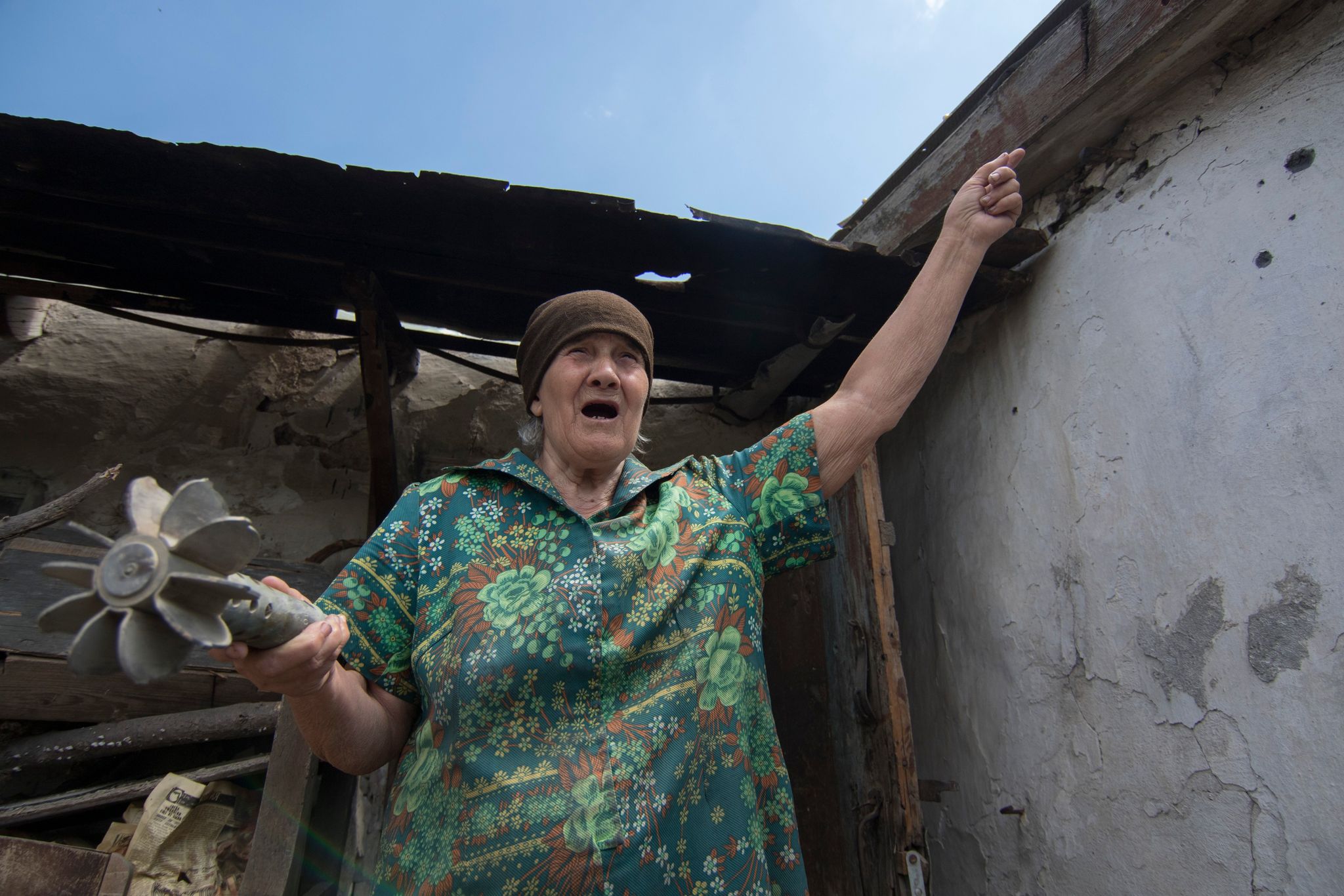 Измученные лица мирных жителей, потерявших жилье от взрывов снарядов. Фото: ФБ Сергея Ваганова