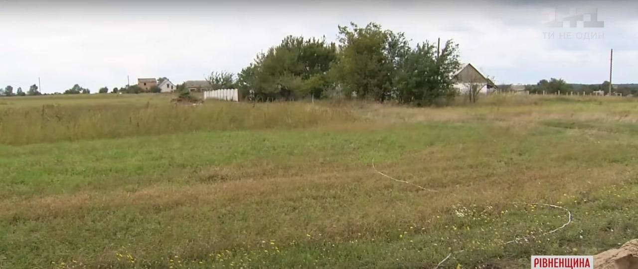 У селі Забороль на Рівненщині жителі 14 будинків 12 років жили без світла. Скріншот відео ТСН
