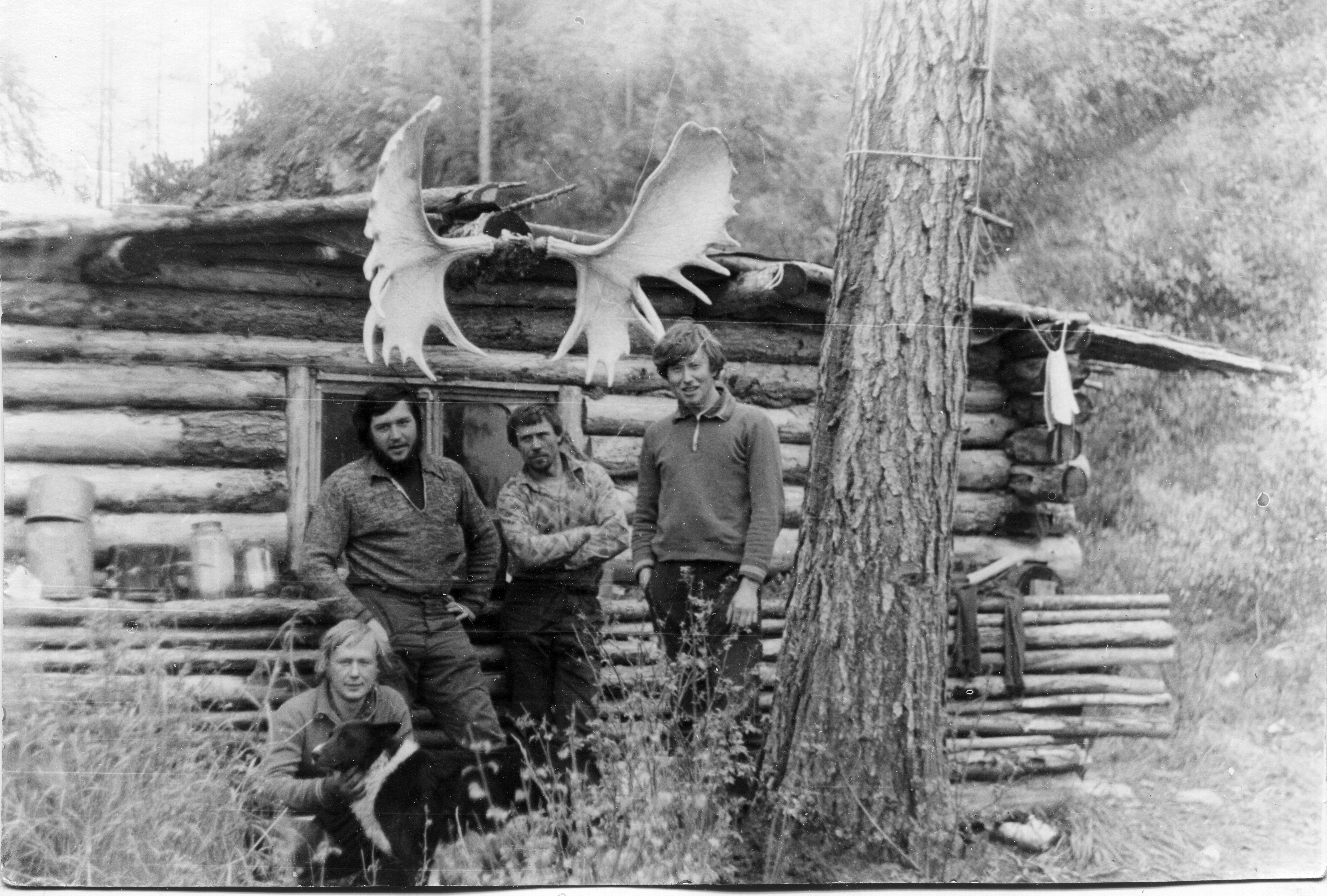 Огромного лося Александр Зыков (крайний справа) застрелил на Чукотке. Фото: Личный архив Александра Зыкова
