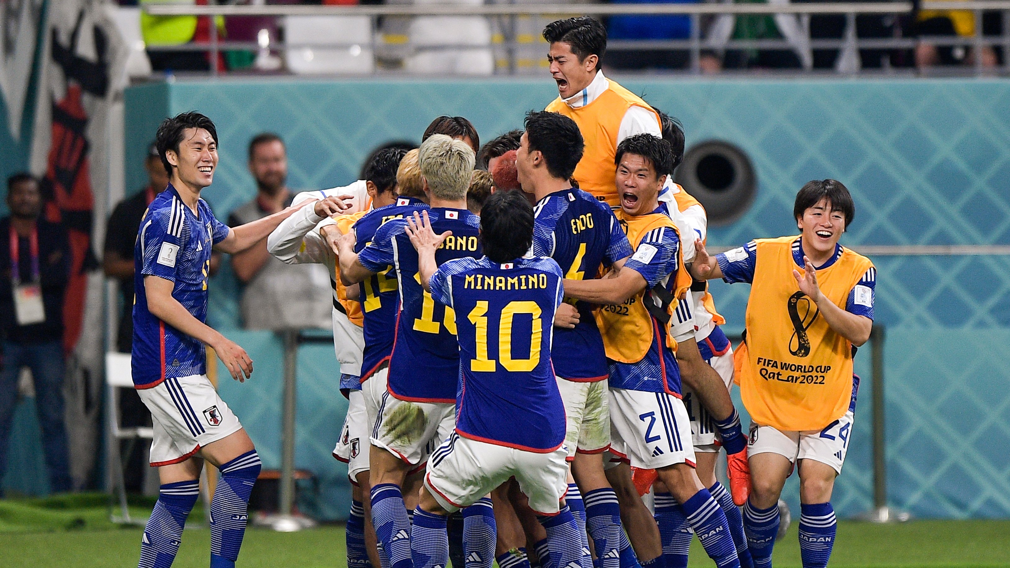 Збірна Японії святкує перемогу. Фото: https://twitter.com/FIFAWorldCup/status/1595433057829396481/photo/2