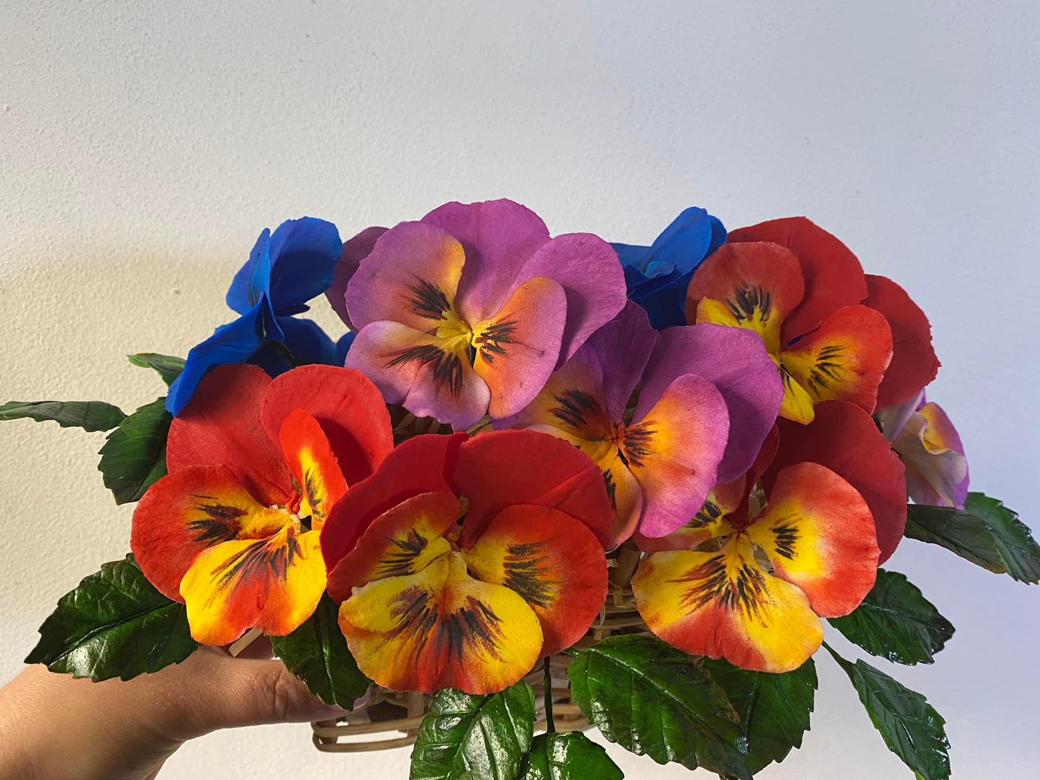 Найскладніша робота у цукровій флористиці - це фарбування, адже відтінків у кожній квітці багато. Фото: Особистий архів Марії Чорій