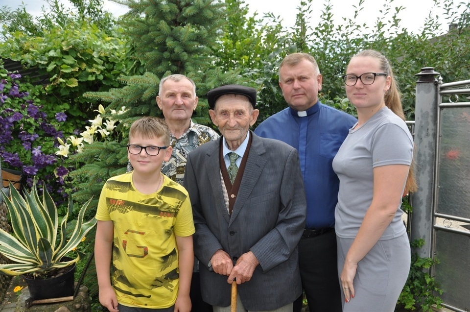 На фото – із правнуками у день свого 105-річчя. Фото: teren.in.ua
