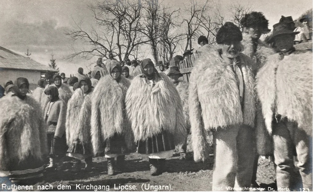 Жители села Липча на Хустщине возле церкви в праздничных гунях. Рисунок: localhistory.org.ua