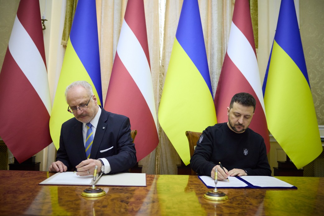 Президенти України та Латвії підписали Спільну декларацію, яка засвідчує підтримку з боку Латвії повноправної європейської та євроатлантичної інтеграції України. Фото: Офіс президента