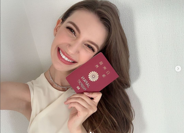 Заповітний японський паспорт Кароліна отримала у 2022 році. Фото: instagram.com/karolina0824/