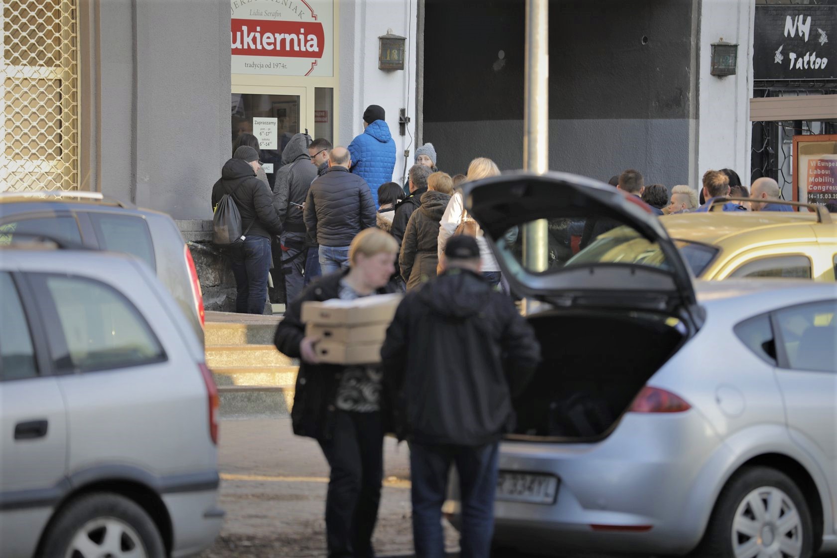 Поляки купують пончики. На фото – черга до кондитерської.. Фото: naszahuta.pl 