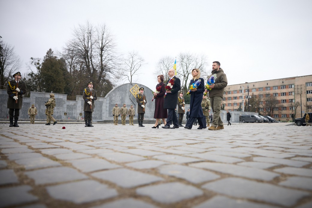 Володимир Зеленський разом із першою леді вшанували пам'ять полеглих героїв на Личаківському кладовищі. Фото: Офіс президента