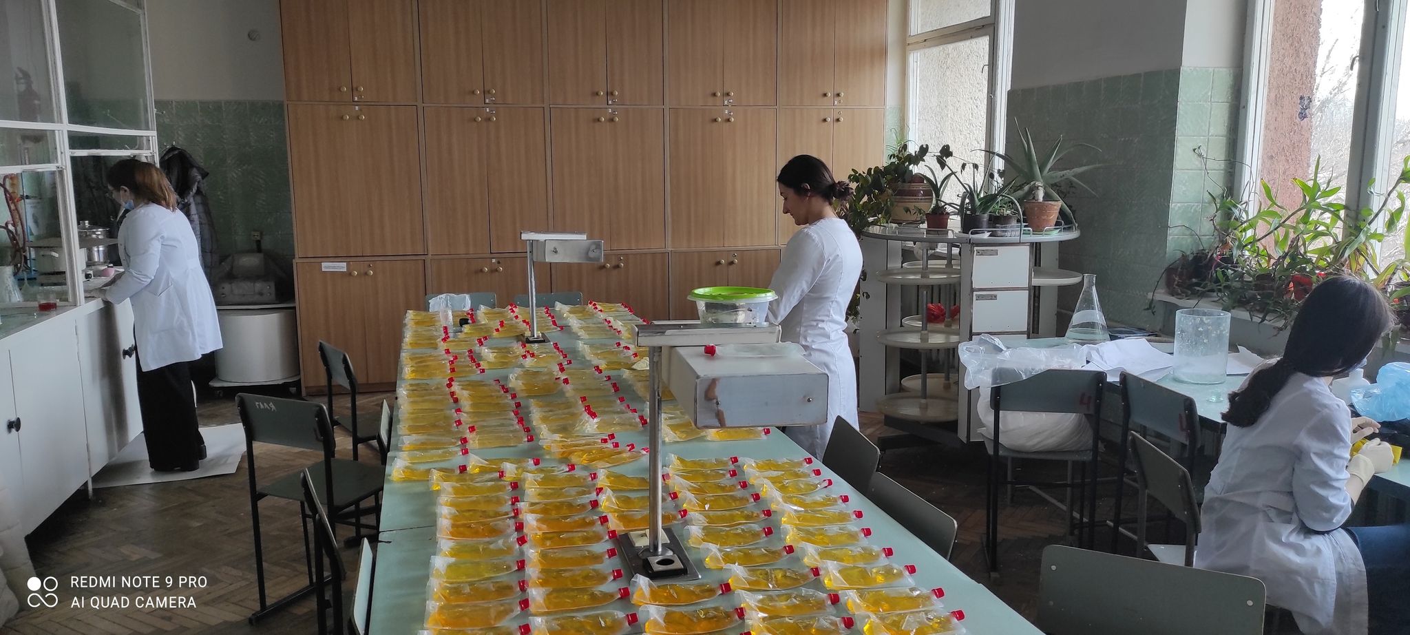 Студенти Львівського медичного університету також виготовляють багаторазові грілки на фронт. Фото: facebook.com/meduniv.lviv.ua 