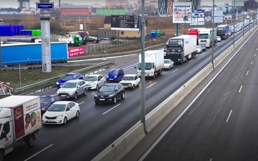 Подекуди на в'їзд до Києва вже спостерігаються пробки. Фото: скрін з t.me/novosti_n