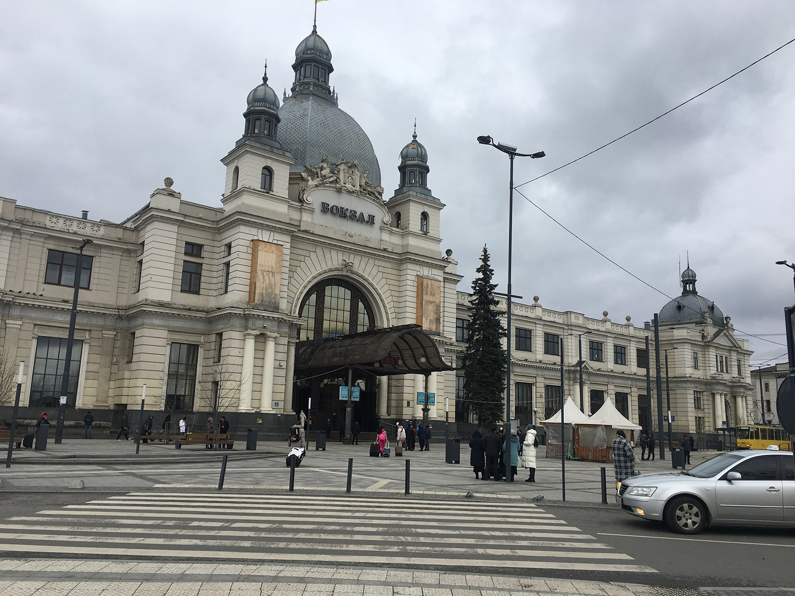 Рік назад на площі перед львівським вокзалом яблуку ніде було впасти. Фото: Мирослава Бзікадзе