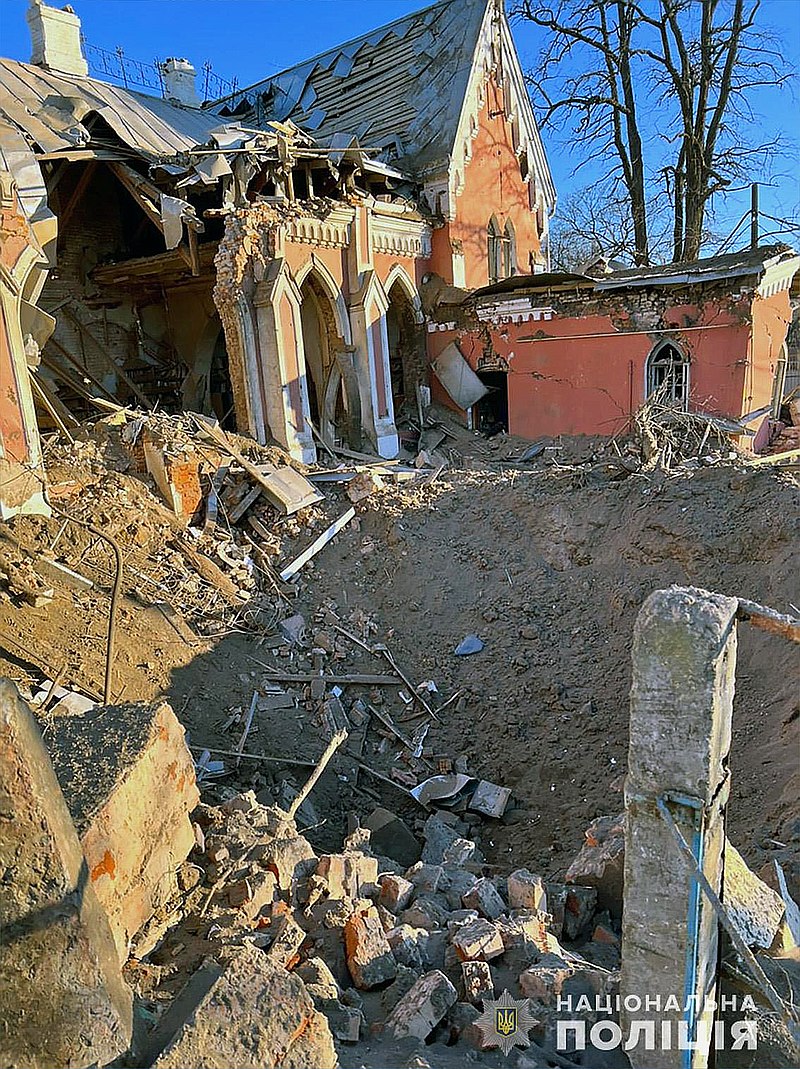 Будинок після авіаудару російських військ. Фото: Нацполіція