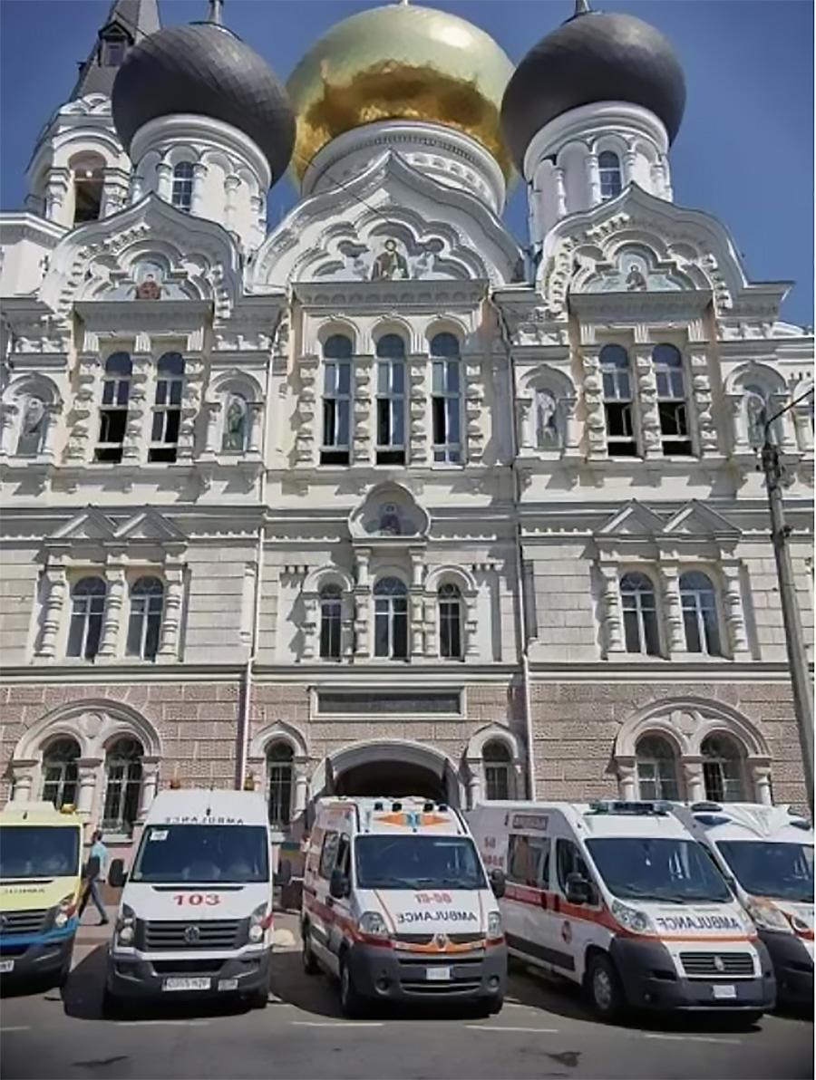 УПЦ та Фонд Вадима Новинського передали 81 машину швидкої допомоги громадам України фото 1