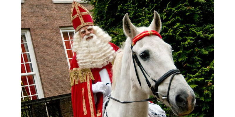 Нидерландский Синтерклаас на белом коне. И принца не надо. Фото: boatbiketours.com