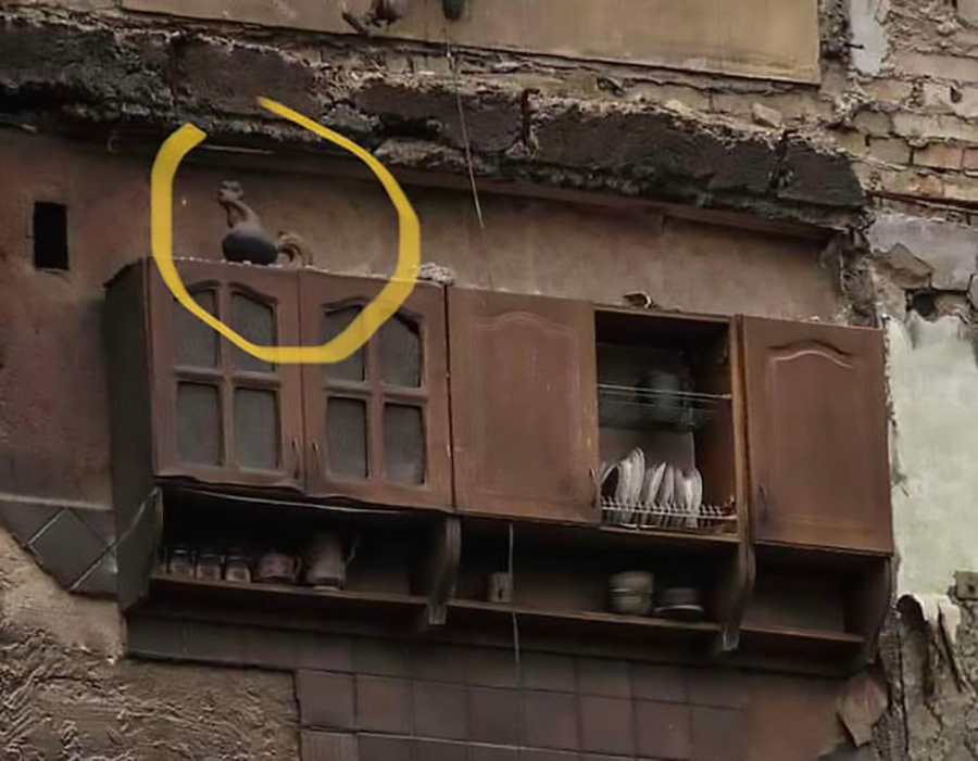 Тот самый чудом удержавшися шкафчик в разбомбленной Бородянке и петушок на нем - символ несгибаемости. Фото Елизавета Серватинская