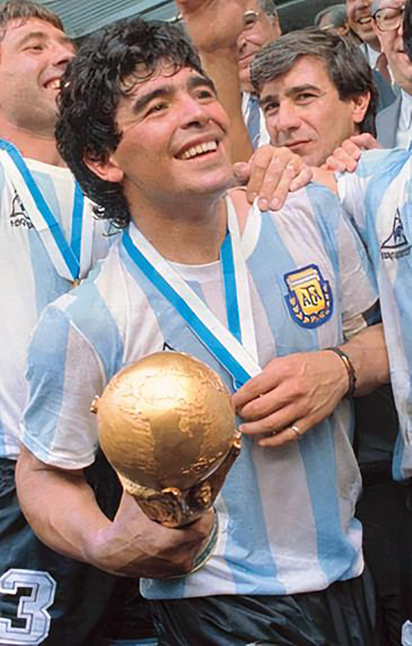 Лео Мессі залишилося зробити два кроки, щоб взяти до рук легендарний Кубок, який діставався раніше Марадоні. Фото: commons.wikimedia.org\ El Gráfico