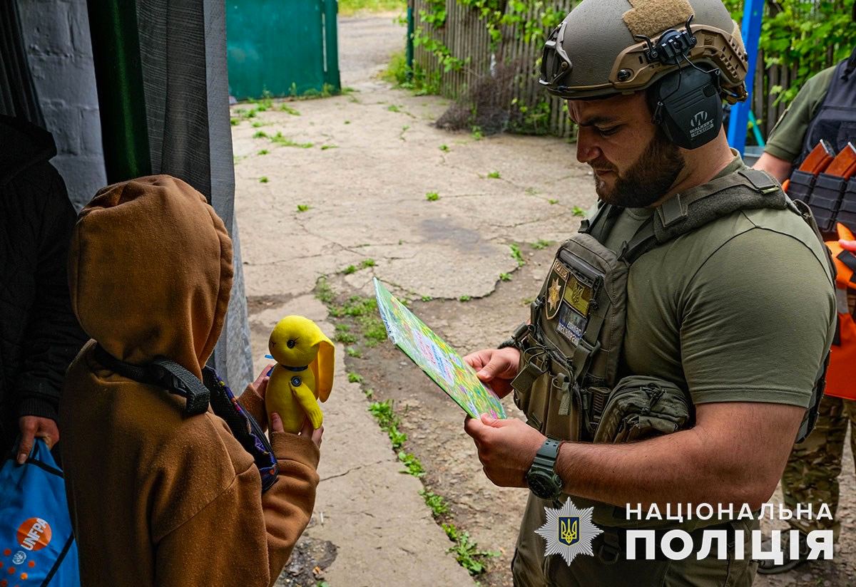 С 1 июня эвакуация детей из самых опасных населенных пунктов Донецкой области - обязательна. Фото: ФБ полиция Донецкой области