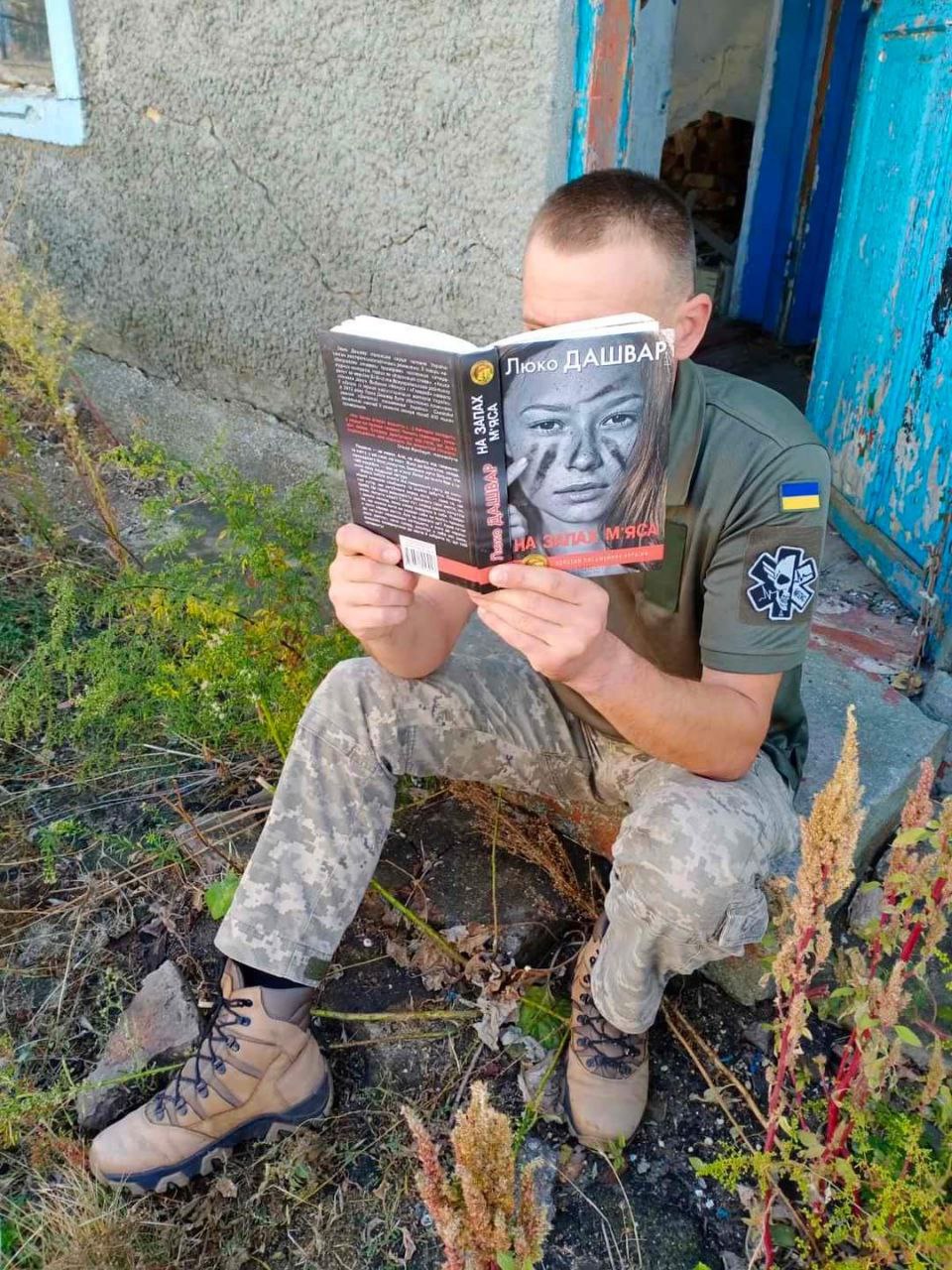 Воїн у коротенькій відпустці читає «На запах м’яса» - цим фото письменниця поділилась у соцмережах. Фото: ФБ Люко Дашвар