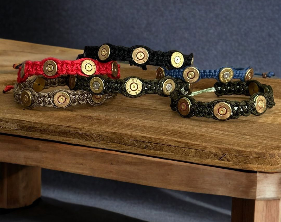 Є браслети, виготовлені не тільки з гільз, а й з денців кулі. Фото: instagram.com/batart_ua/