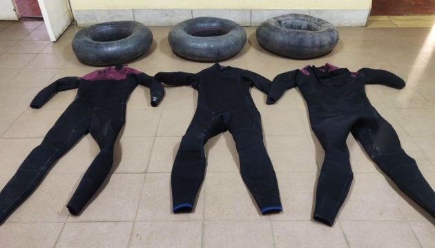 Гідрокостюми та шини не врятували недосвідчених плавців через Тису. Фото: ГПУ