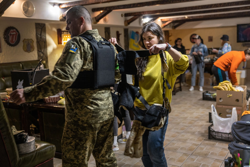 Оголошень, що бійцям волонтери збирають амуніцію дуже багато. На жаль, багато і аферистів, що наживаються на потребах армії. Фото: John Moore/Getty Images