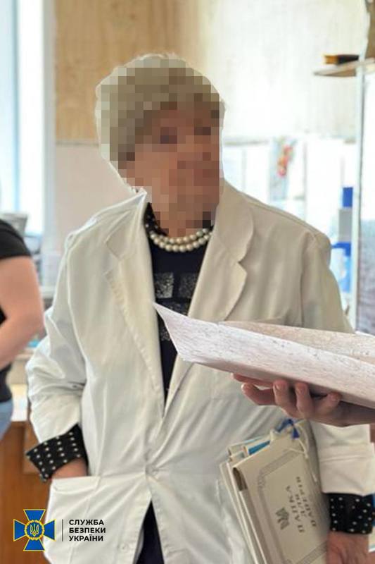 79-летняя врач оформляла уклонистам справку об инвалидности. Фото: СБУ