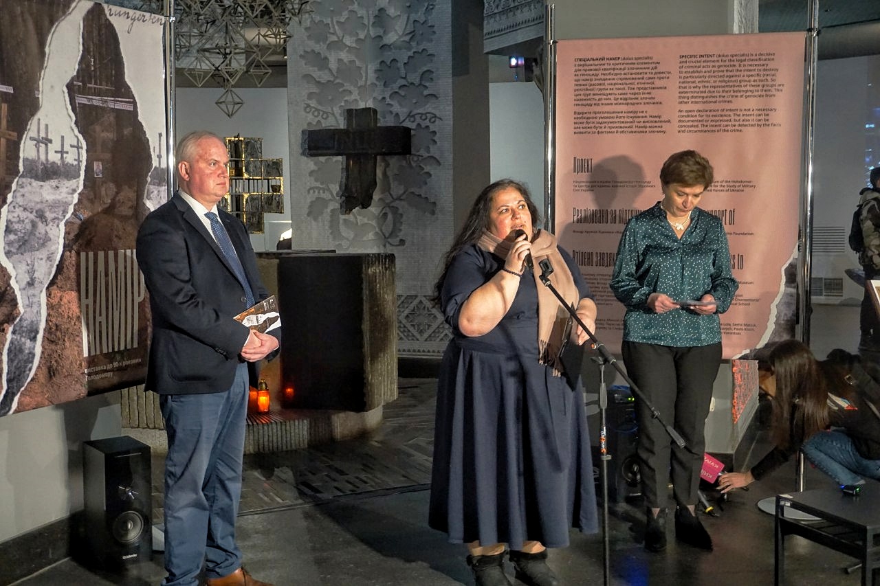 Леся Гасиджак на відкритті виставки  «Намір» до 90-х роковин Голодомору-геноциду. Фото: facebook.com/HolodomorMuseum