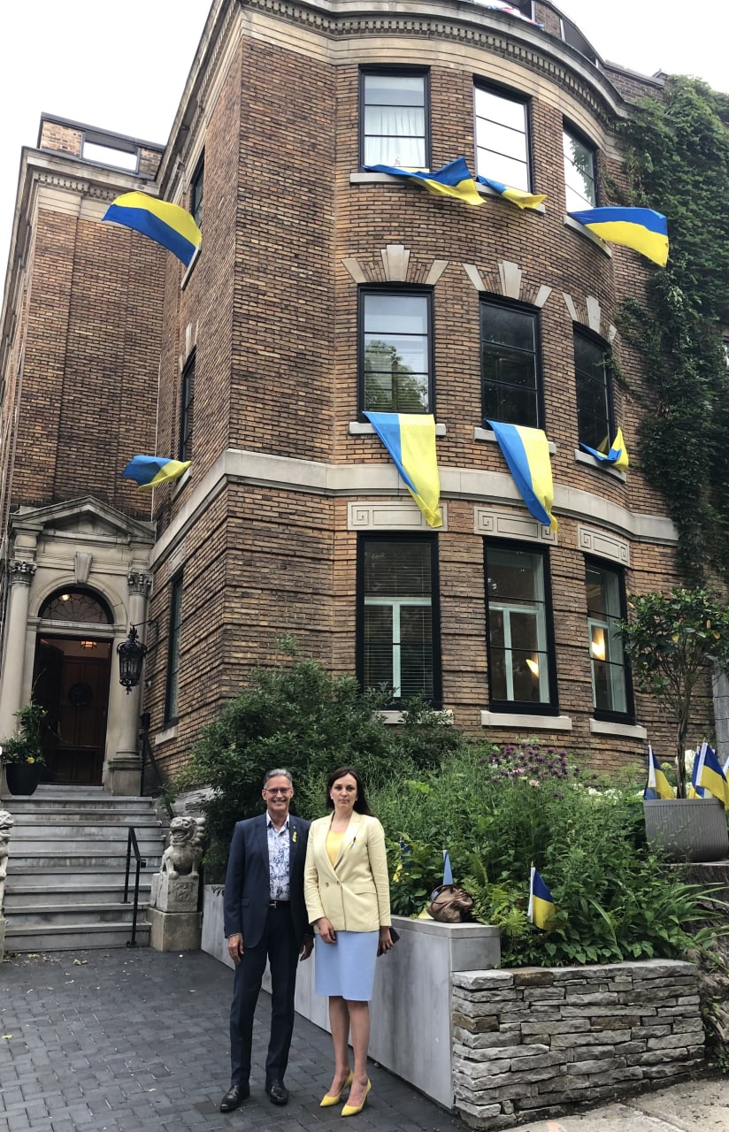 Посол Украины в Канаде Юлия Ковалив возле дома мсье Саввиля. Фото предоставлено Сержем Саввилем 