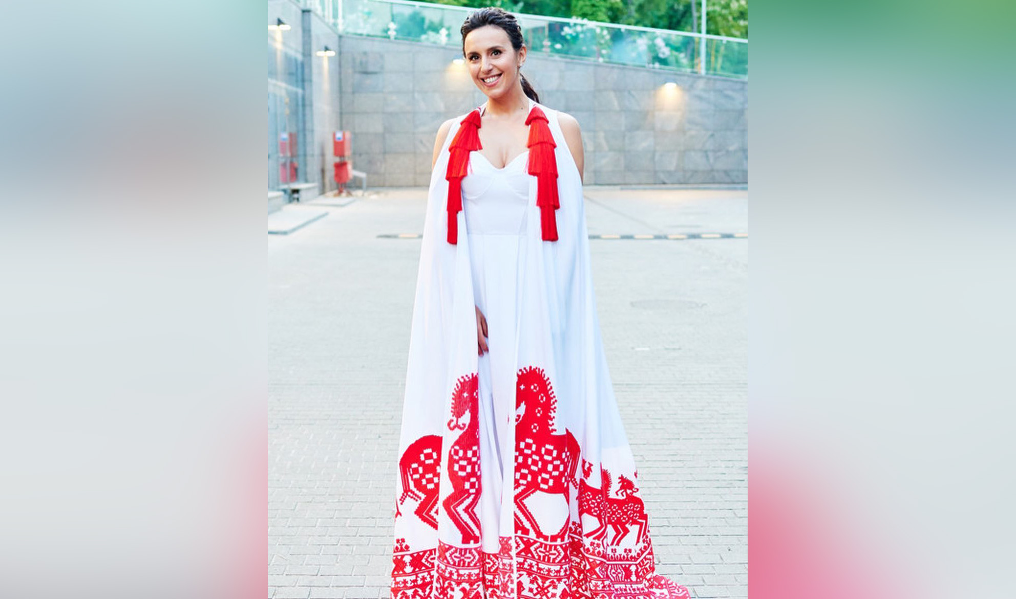 Джамала віддала на аукціон сукню від Юлії Магдич, в якій вона відкривала «Євробачення» у Києві. Фото: Instagram.com/jamalajaaa/