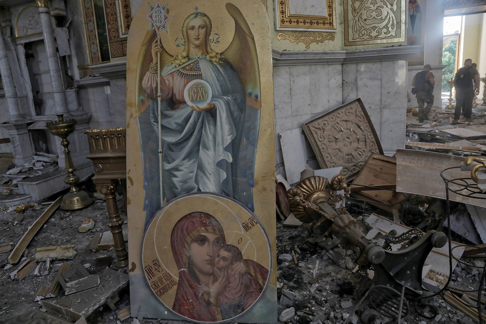 Ікони у зруйнованому храмі. Фото: REUTERS/Nina Liashonok